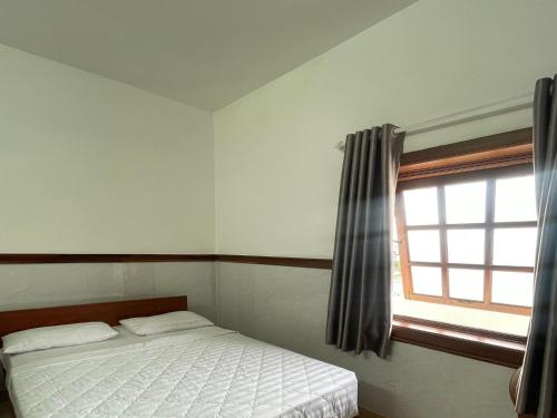 Giường trong phòng chung tại Thien Tan Hotel