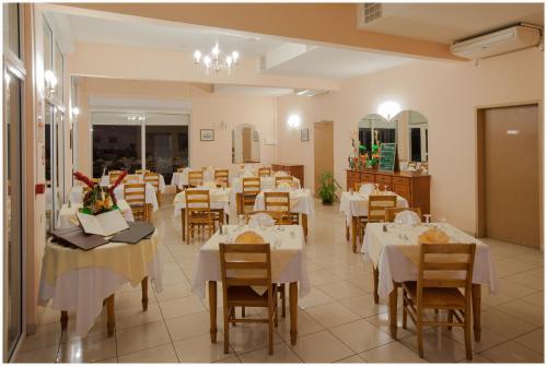 A restaurant or other place to eat at La Fournaise Hotel Restaurant