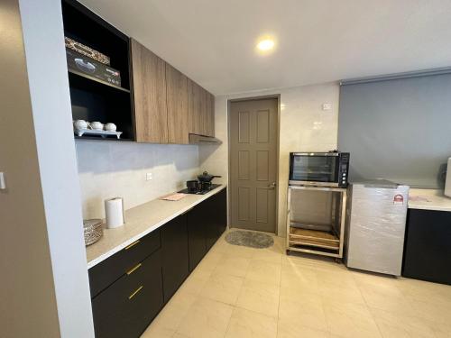 Η κουζίνα ή μικρή κουζίνα στο A&S Homestay at Santubong Suite