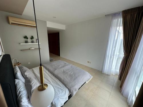 Ένα ή περισσότερα κρεβάτια σε δωμάτιο στο A&S Homestay at Santubong Suite