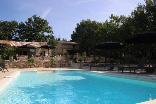 une piscine devant une maison dans l'établissement Fleur de Lavande, à Gordes