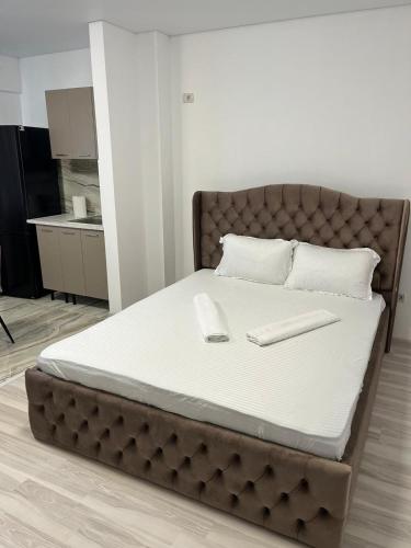 a bed with two white towels on top of it at Pollux Residence Militari 114 in Dudu