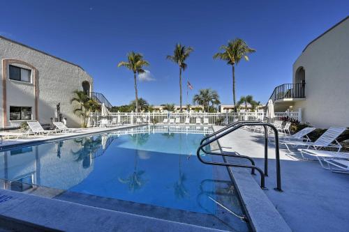 Kolam renang di atau dekat dengan 5 Mi to Fort Myers Beach Condo with Private Lanai!