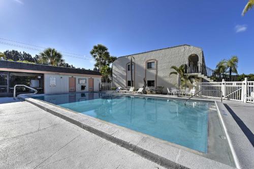 Kolam renang di atau dekat dengan 5 Mi to Fort Myers Beach Condo with Private Lanai!