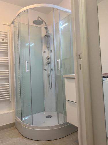 une douche avec une cabine en verre dans une salle de bain dans l'établissement Studio Sunshine, à Le Touquet-Paris-Plage