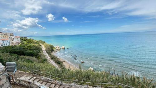 a view of a beach with people in the water at Les Petites Maisons in Rodi Garganico