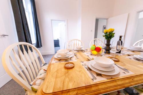 Gambar di galeri bagi Huge 5 Bedroom Home - Great for Contractors di Pallion