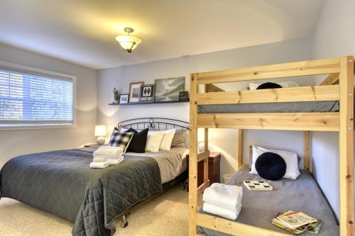 Voodi või voodid majutusasutuse Condo Ski in Ski Out et Bike in Bike Out toas