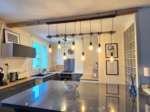 une grande cuisine avec une grande île dans l'établissement Le Jean Perche #Hypercentre#Confort, à Clermont-Ferrand