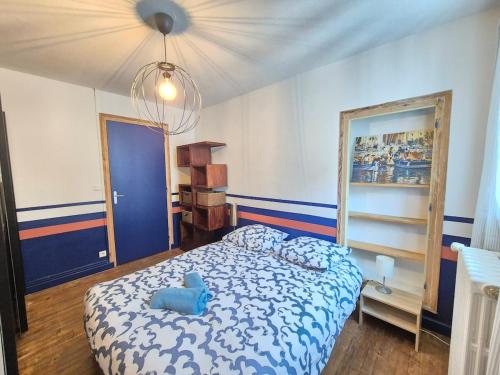 - une chambre avec un lit avec un animal farci bleu dans l'établissement Le Jean Perche #Hypercentre#Confort, à Clermont-Ferrand