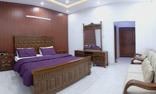 Ένα ή περισσότερα κρεβάτια σε δωμάτιο στο Haven Lodge, 5BR Entire Vacation Home in Bahria Enclave