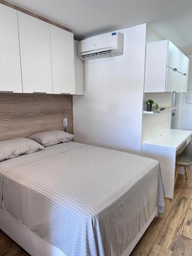 Ένα ή περισσότερα κρεβάτια σε δωμάτιο στο Studio 5 Completo Centro com Garagem
