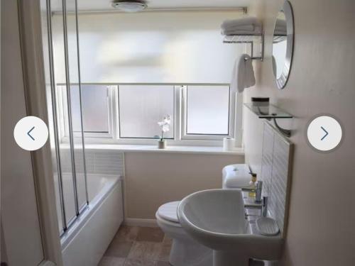 Ένα μπάνιο στο Elgin cottage