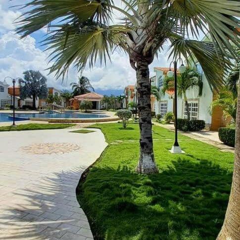 Κήπος έξω από το Flamingo city, chichiriviche morrocoy