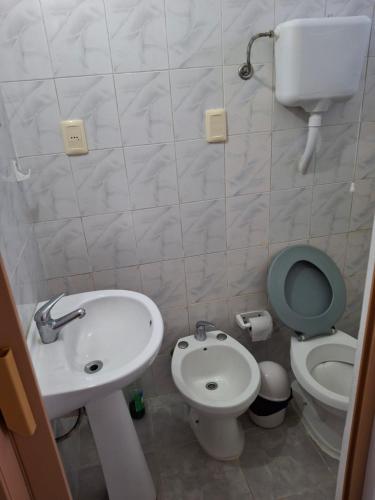 un piccolo bagno con un water e un lavandino di Casa Mila en Costa Azul a Costa Azul
