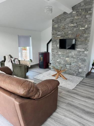 TV a/nebo společenská místnost v ubytování Heirloom Lodge
