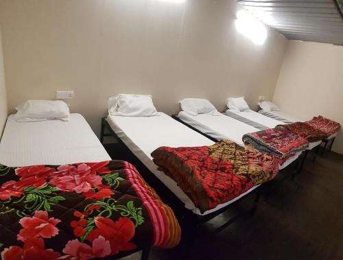 Un pat sau paturi într-o cameră la Prayagraj Resort by Prayagraj Hospitality Services