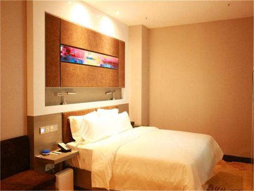 a hotel room with a bed and a tv at Lavande Hotel Beijing Tongzhou Guoyuan in Tongzhou