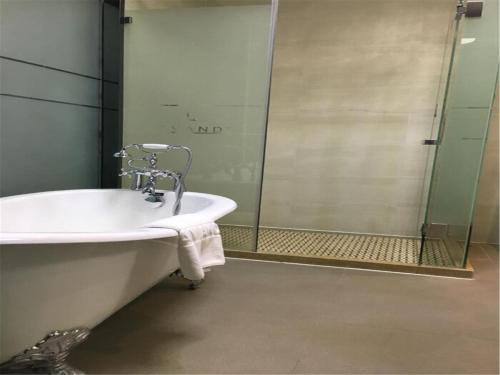 a bathroom with a bath tub and a shower at Lavande Hotel Beijing Tongzhou Guoyuan in Tongzhou