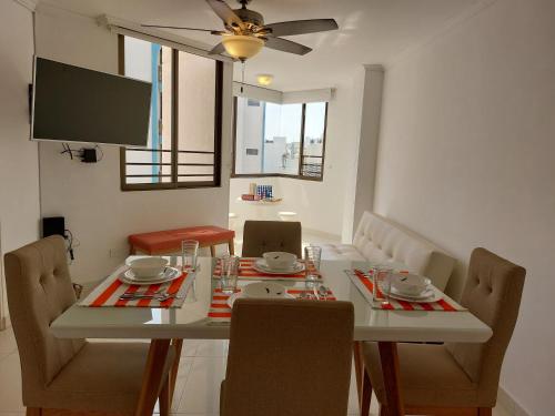 Et tv og/eller underholdning på Mar & Sierra El Rodadero Apto Vista al Mar Piscina & Playa