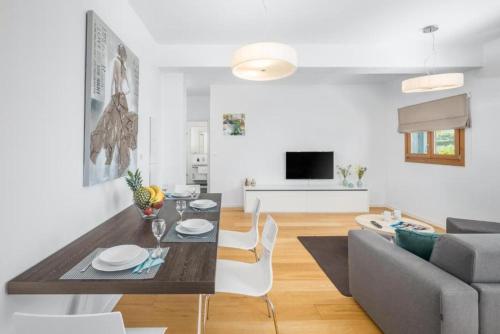 MAJ - ANA - Luxury Family Apartments with Pool