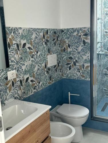 a bathroom with a toilet and a sink and a tub at EGLHOUSE Locazioni brevi in Santa Croce Camerina