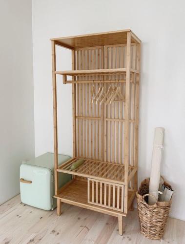 a wooden book shelf in a room with a suitcase at powiew - adults only b&b pensjonat noclegi Świnoujście - Unterkunft Swinemünde - guesthouse tennis garden breakfast at baltic sea in Świnoujście