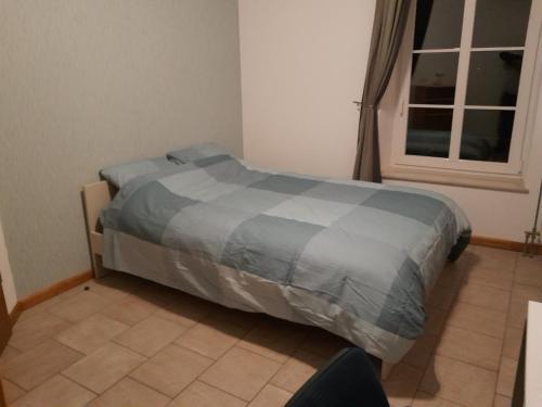 Ένα ή περισσότερα κρεβάτια σε δωμάτιο στο Grande chambre lumineuse au coeur de la Gaume - Chambre 4 - 1er étage
