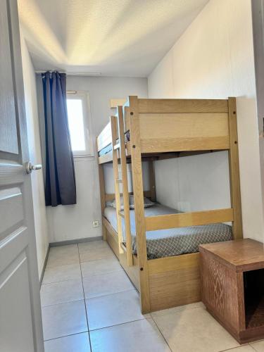 une petite pièce avec deux lits superposés dans l'établissement Cannes 3P Appt 3P Front de Mer Terrasse Piscine VUE MER, à Cannes