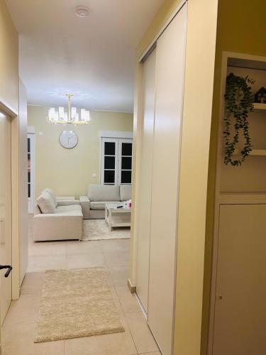 un salon avec un canapé blanc et un salon dans l'établissement Family's house - Villa proche de la vallée village et Disneyland paris ,2 parkings, air condition, à Serris