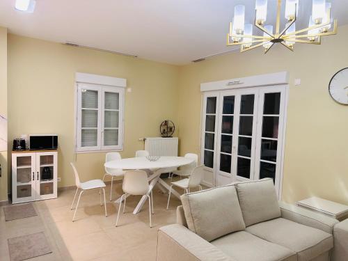 Un lugar para sentarse en Family's house - Villa proche de la vallée village et Disneyland paris ,2 parkings, air condition