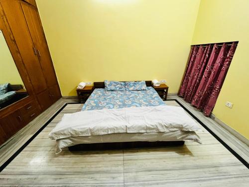 Postel nebo postele na pokoji v ubytování ReeGi Luxury Stay