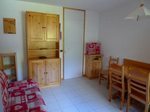 Cette chambre comprend une cuisine et une salle à manger avec une table. dans l'établissement Valmorel La Belle, skis aux pieds!, à Valmorel