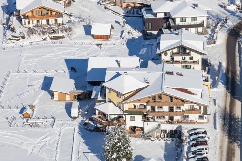 widok z lotu ptaka na ośrodek w śniegu w obiekcie Hubengut Bed and Breakfast w mieście Radstadt