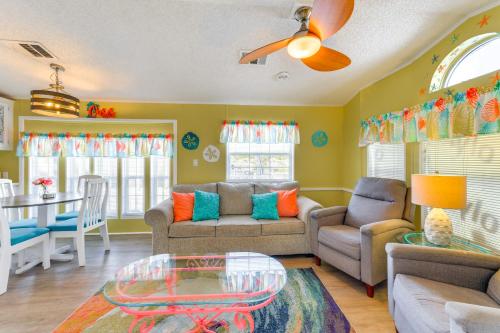 Posezení v ubytování Sarasota Home with Full Resort Amenity Access!