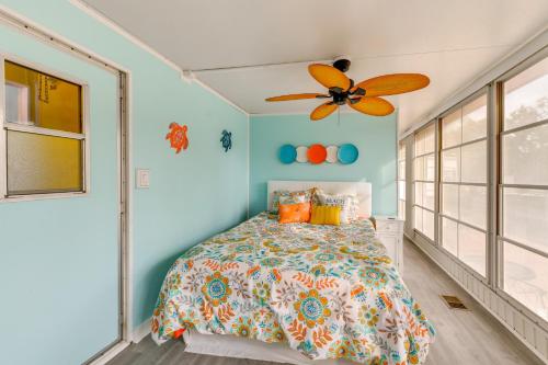 Postel nebo postele na pokoji v ubytování Sarasota Home with Full Resort Amenity Access!