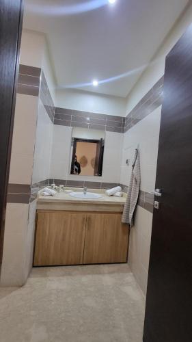a bathroom with a sink and a mirror at Cité Marine in Mansouria