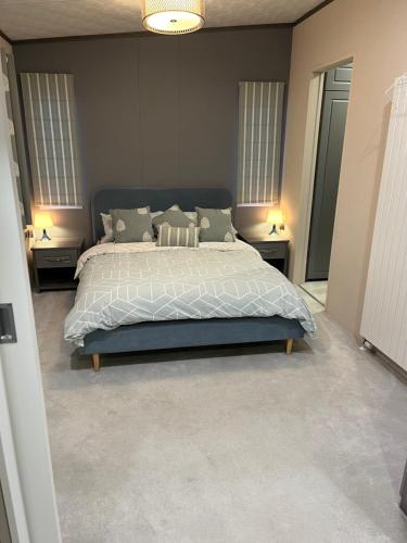 Una cama o camas en una habitación de Pablos Place