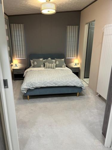 Una cama o camas en una habitación de Pablos Place