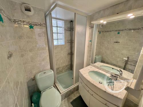 une salle de bain avec toilettes, lavabo et douche dans l'établissement La Frégate - Grand Appartement avec vue sur la mer - Piscine, à Carqueiranne