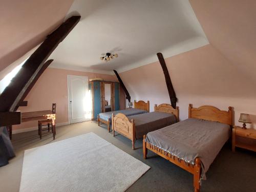 - une chambre avec 2 lits et un escalier dans l'établissement La Belle Mondane, en Dordogne, à Sainte-Mondane