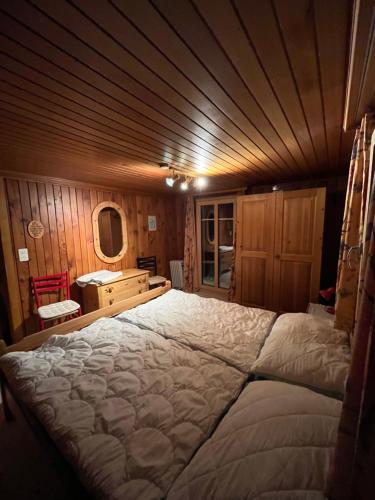 ベルヴァルトにあるChalet Waldesruhの部屋の中に大きなベッドがある寝室