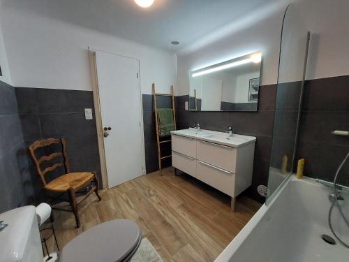 une salle de bain avec un lavabo, une baignoire et des toilettes dans l'établissement La Belle Mondane, en Dordogne, à Sainte-Mondane