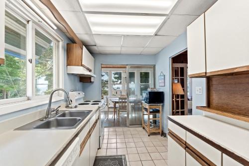 Dapur atau dapur kecil di Blue Yonder - Across from Lake Michigan
