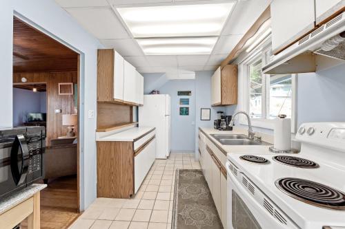 Dapur atau dapur kecil di Blue Yonder - Across from Lake Michigan