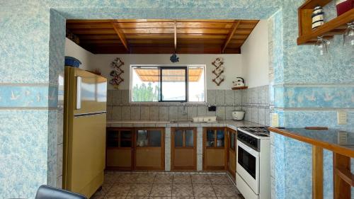 een keuken met een wit fornuis bovenste oven naast een raam bij Mejía CampoMar in Mejia