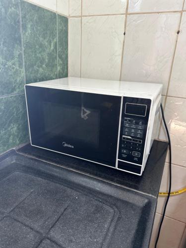 a microwave oven sitting on top of a counter at Apto Natureza Verde Manauara II in Manaus