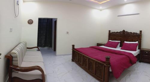 Ένα ή περισσότερα κρεβάτια σε δωμάτιο στο Haven Lodge, 5BR Entire Vacation Home in Bahria Enclave