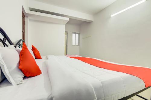 Cama o camas de una habitación en Hotel O Omkar Guest House Near Immaculate Conception Church