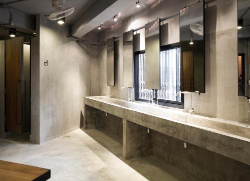 Ένα μπάνιο στο BED STATION Hostel Ratchthewi